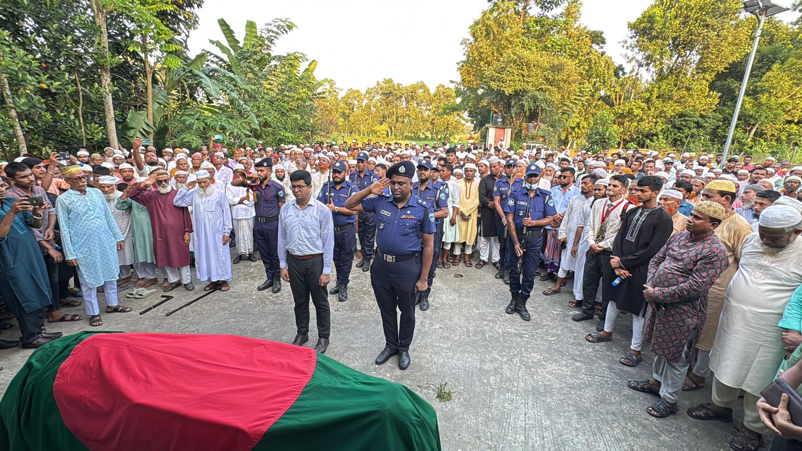 হাজারো মানুষের শ্রদ্ধা আর ভালোবাসায় রাষ্ট্রীয় মর্যাদায় বীর মুক্তিযোদ্ধা রঙ্গু দারোগার শেষ বিদায়